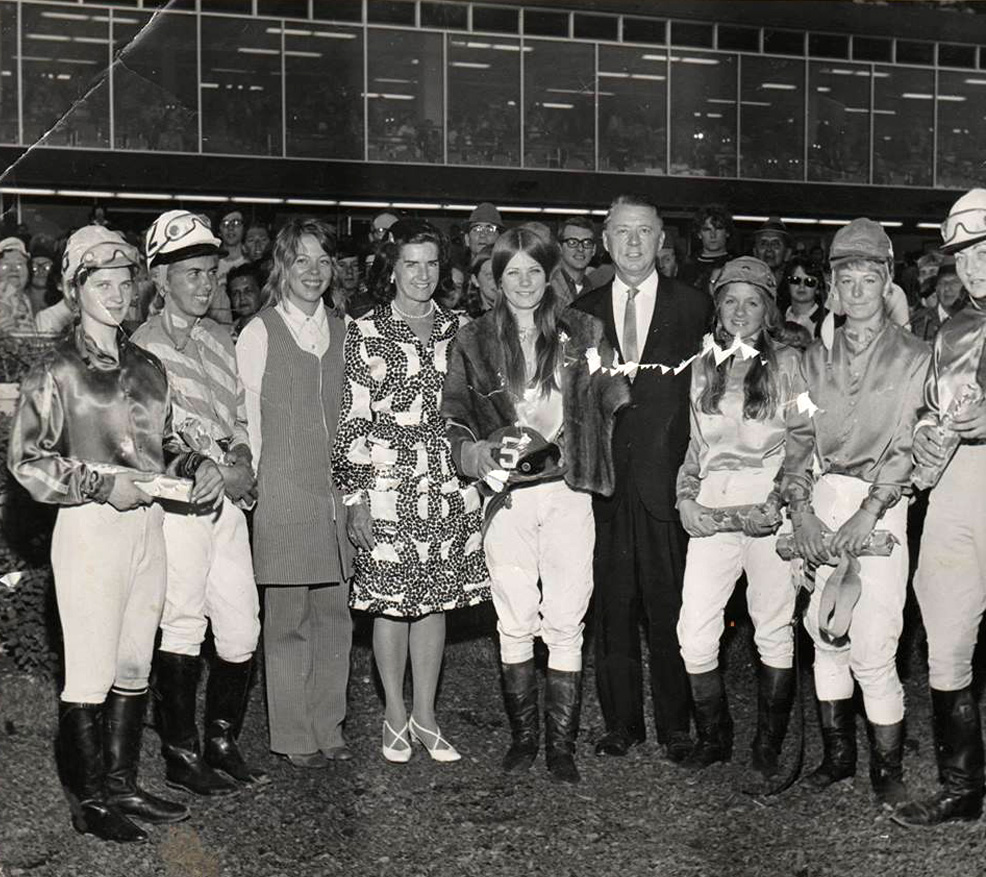 1971 Powder Puff Derby winner Karen (Chysyk) Hendricks (center). Runner-up Joan Phipps to the right of Jack Hardy.