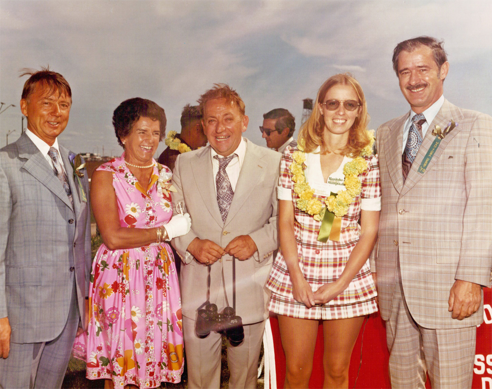Jack and Yvette Hardy, Carl Chapman, Lottery winner Donna Stokes and Downs GM Bill Club.